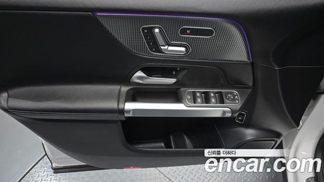 Mercedes-Benz GLB-Class 2021 — photo 14