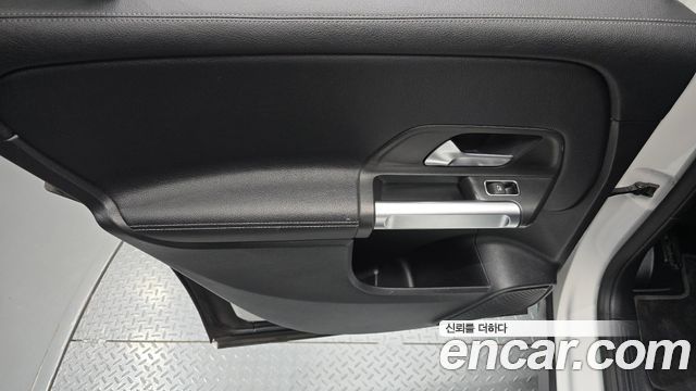 Mercedes-Benz GLB-Class 2021 — photo 15
