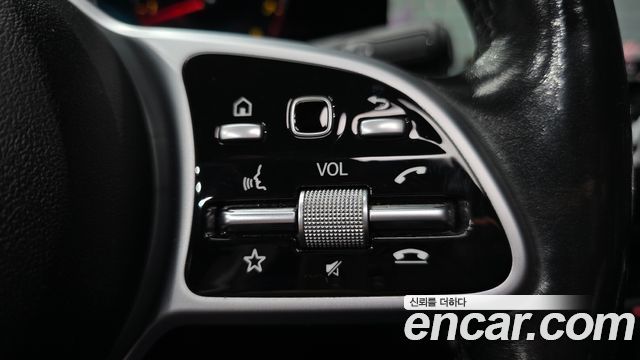 Mercedes-Benz GLB-Class 2021 — photo 30