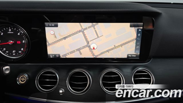 Mercedes-Benz E-Class 2017 — photo 14