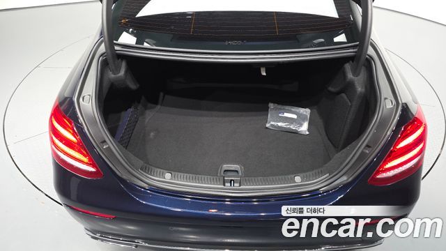 Mercedes-Benz E-Class 2017 — photo 20
