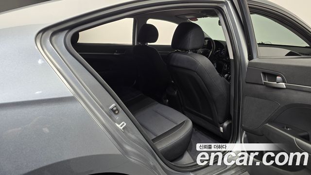 Hyundai AVANTE 2018 — photo 11