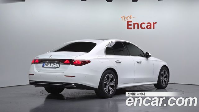 Mercedes-Benz E-Class 2025 — photo 2