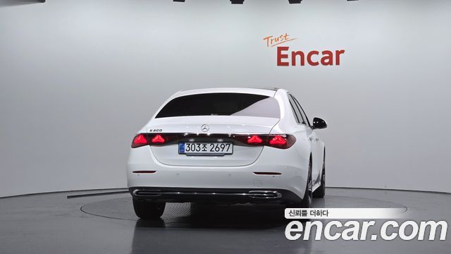 Mercedes-Benz E-Class 2025 — photo 4