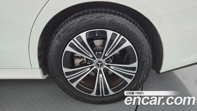 Mercedes-Benz E-Class 2025 — photo 7