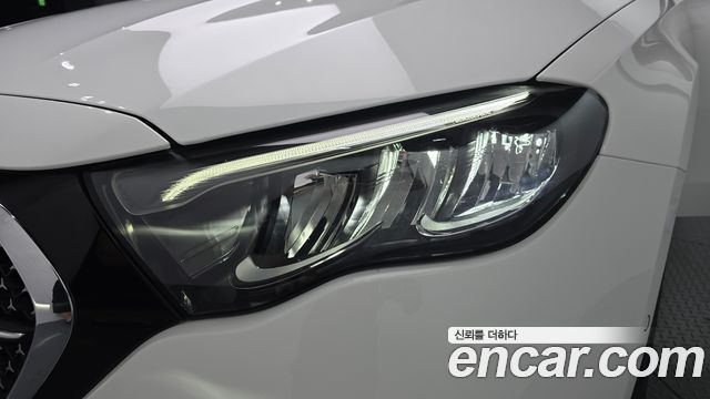 Mercedes-Benz E-Class 2025 — photo 8