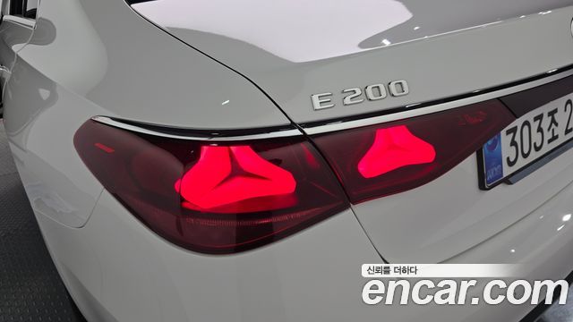 Mercedes-Benz E-Class 2025 — photo 9