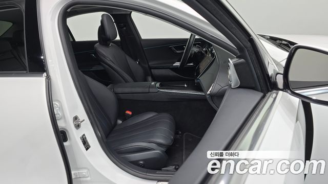 Mercedes-Benz E-Class 2025 — photo 16