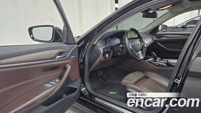 BMW 5-Series 2019 — photo 10