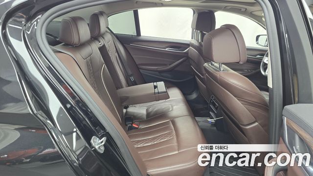 BMW 5-Series 2019 — photo 11