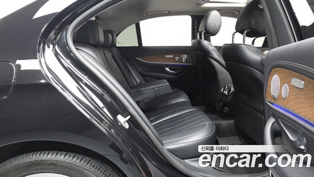 Mercedes-Benz E-Class 2018 — photo 11