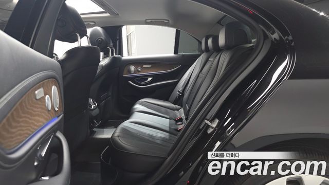 Mercedes-Benz E-Class 2018 — photo 12