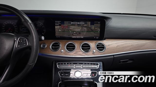 Mercedes-Benz E-Class 2018 — photo 14