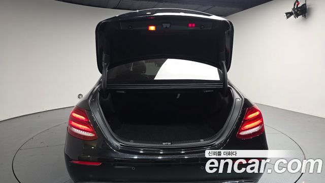 Mercedes-Benz E-Class 2018 — photo 20