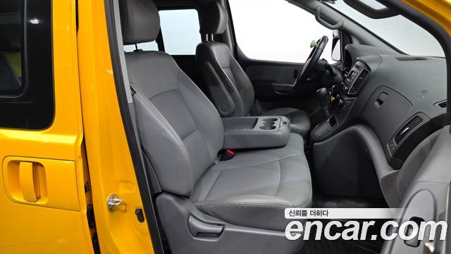 Hyundai Starex 2019 — photo 17