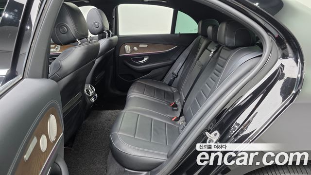 Mercedes-Benz E-Class 2021 — photo 12