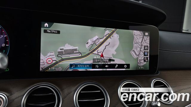 Mercedes-Benz E-Class 2021 — photo 14
