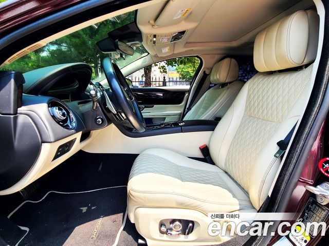 Jaguar XJ 2019 — photo 11