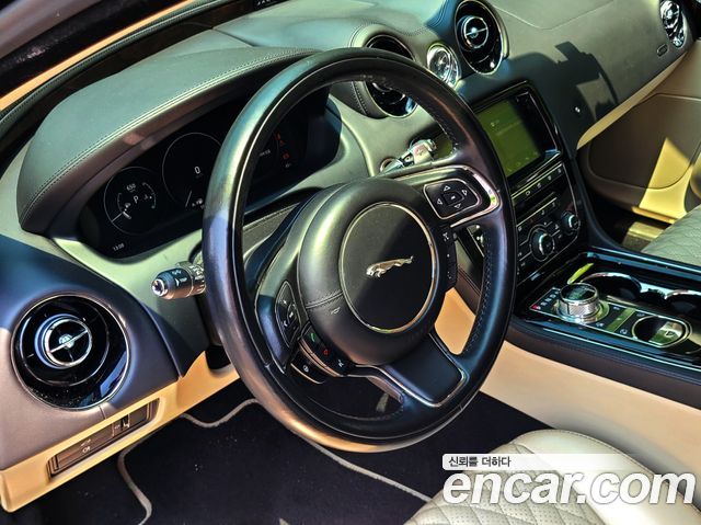 Jaguar XJ 2019 — photo 14