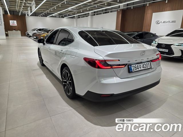 Toyota Camry 2025 — photo 2
