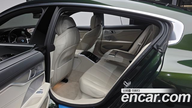 BMW 8-Series 2022 — photo 16