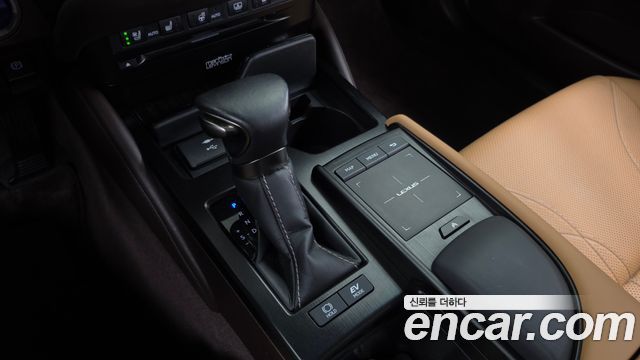 Lexus ES 2021 — photo 12