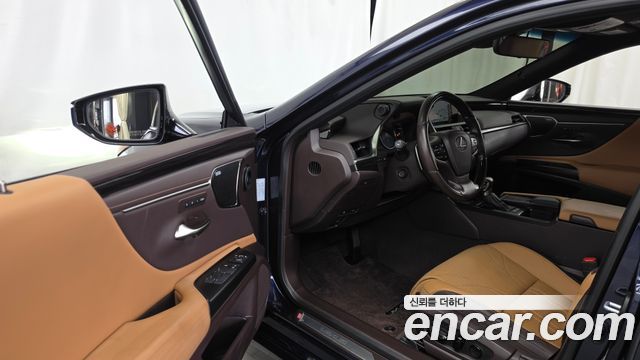 Lexus ES 2021 — photo 13