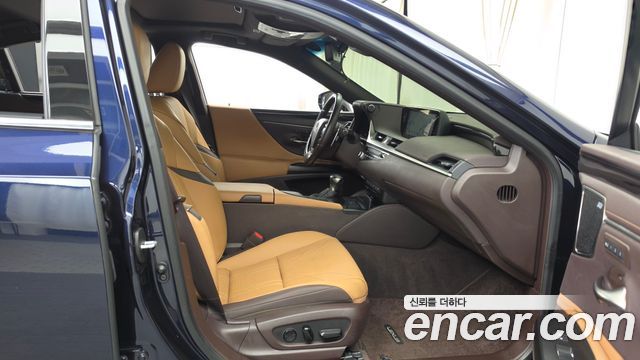 Lexus ES 2021 — photo 17