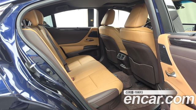 Lexus ES 2021 — photo 18