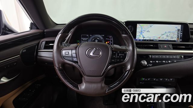 Lexus ES 2021 — photo 19