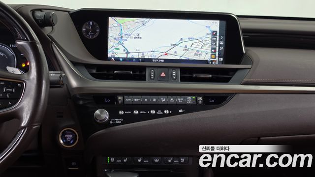 Lexus ES 2021 — photo 20