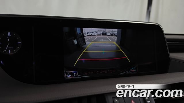 Lexus ES 2021 — photo 21