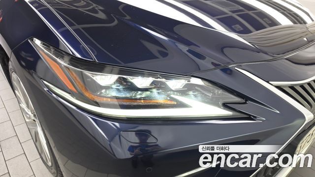 Lexus ES 2021 — photo 8