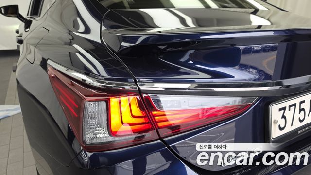 Lexus ES 2021 — photo 9