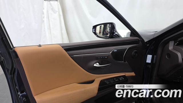 Lexus ES 2021 — photo 14