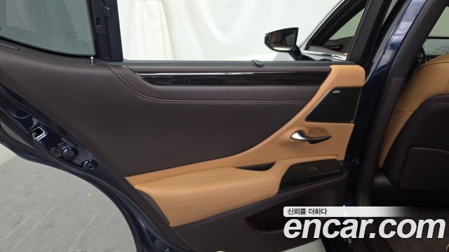 Lexus ES 2021 — photo 15