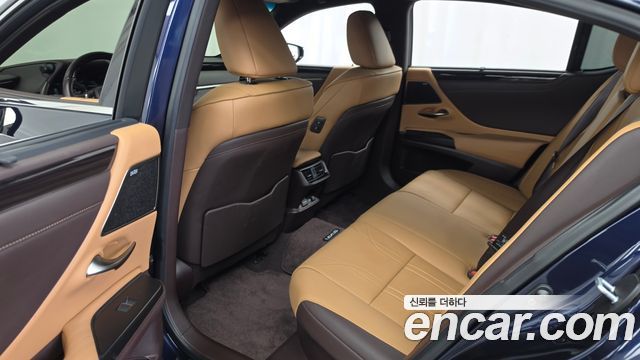 Lexus ES 2021 — photo 16