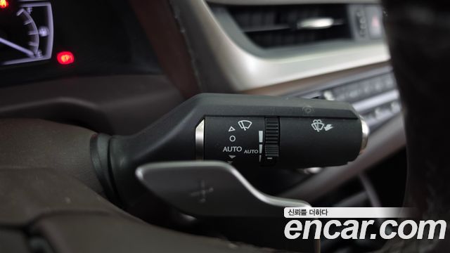 Lexus ES 2021 — photo 30