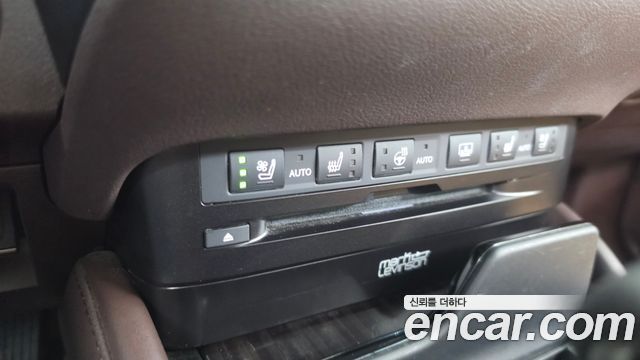 Lexus ES 2021 — photo 33