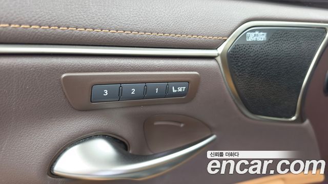 Lexus ES 2021 — photo 34