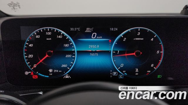 Mercedes-Benz GLB-Class 2021 — photo 11