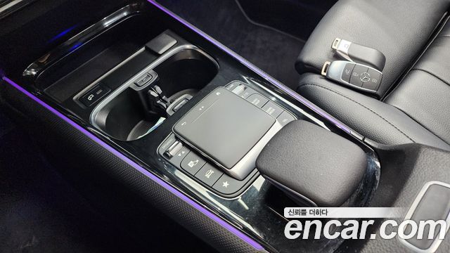 Mercedes-Benz GLB-Class 2021 — photo 12