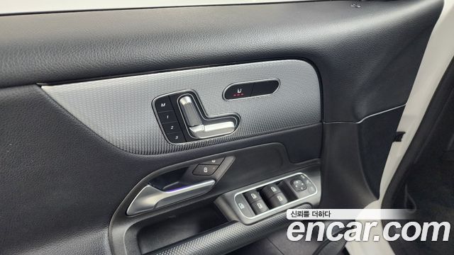 Mercedes-Benz GLB-Class 2021 — photo 26