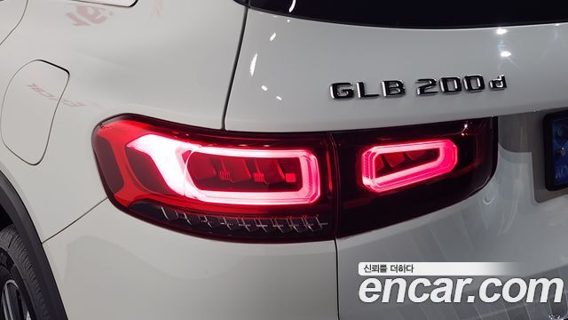 Mercedes-Benz GLB-Class 2021 — photo 9