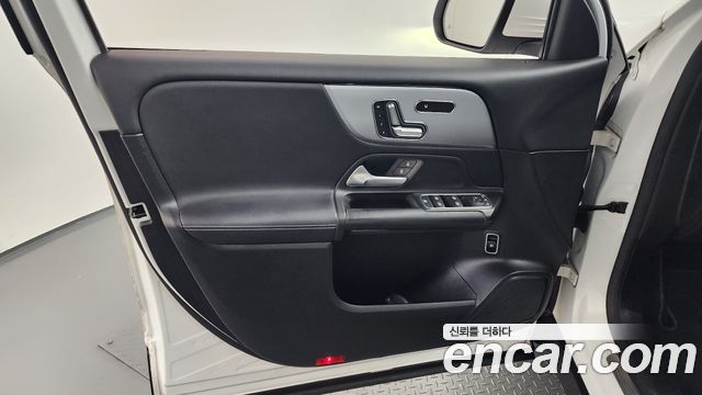 Mercedes-Benz GLB-Class 2021 — photo 14
