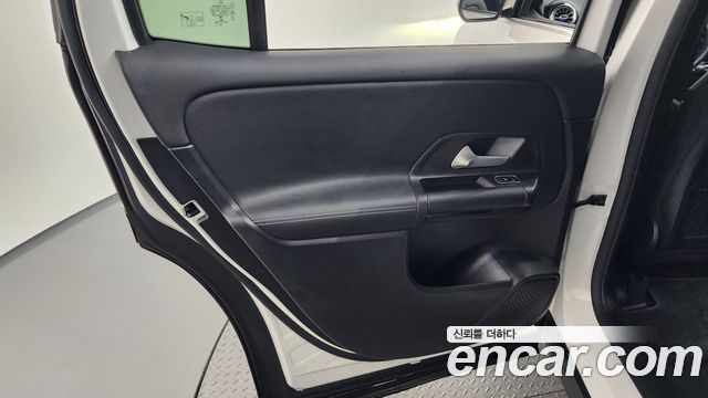 Mercedes-Benz GLB-Class 2021 — photo 15
