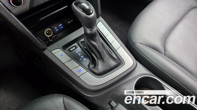 Hyundai AVANTE 2017 — photo 12