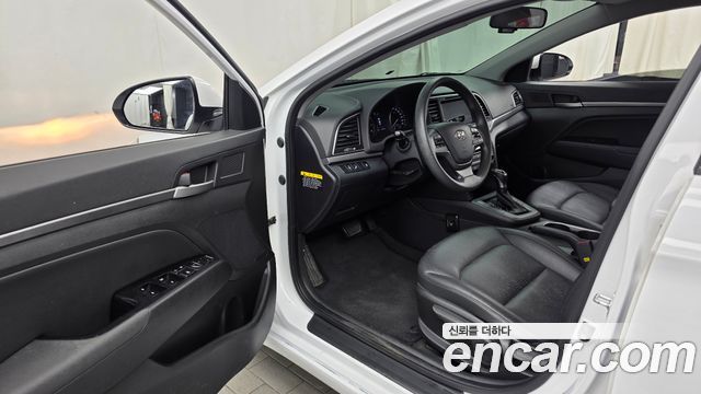 Hyundai AVANTE 2017 — photo 13
