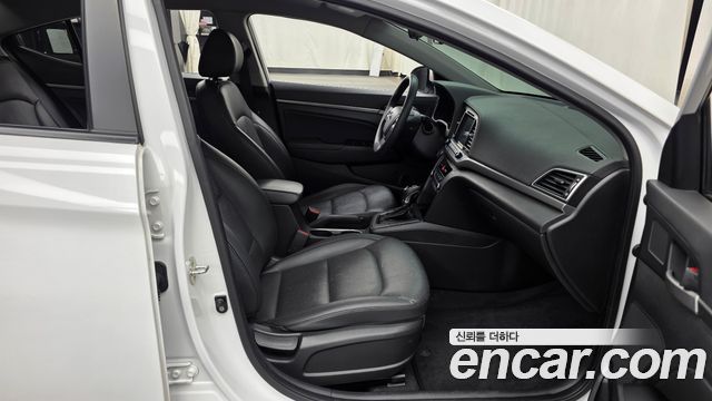 Hyundai AVANTE 2017 — photo 17