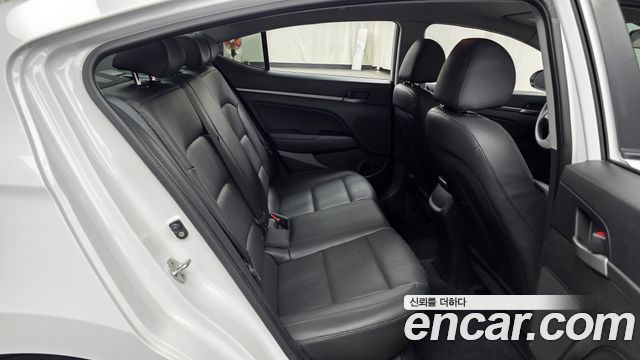 Hyundai AVANTE 2017 — photo 18